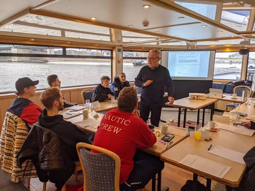 KölnTourist unterstützt Binnenschiffer-Azubis mit Nautik-Workshop