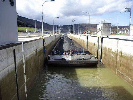 Mosel, Neckar, Deutschland: Binnenschiffe befördern 2011 weniger Güter