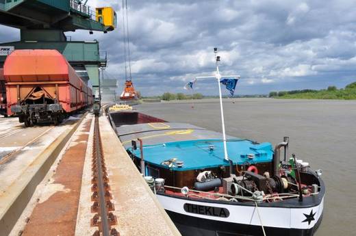 Güterverkehr 2015 wächst – Binnenschiff und Bahn verlieren