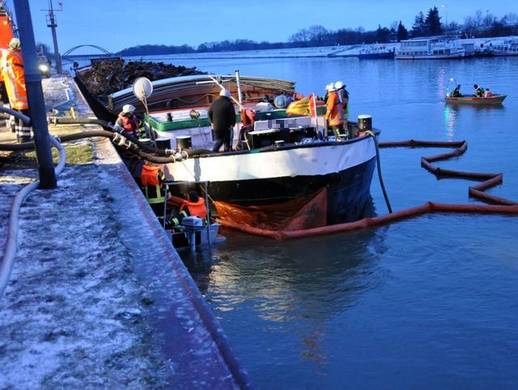 Gütermotorschiff droht bei Scharnebeck zu sinken