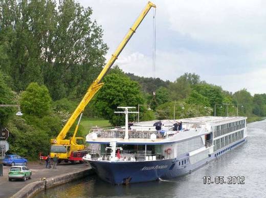 Kreuzfahrtschiff verliert Steuerhaus an Forchheimer Brücke