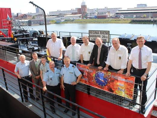 Neues Feuerwehr-Übungsschiff erreicht Mannheim