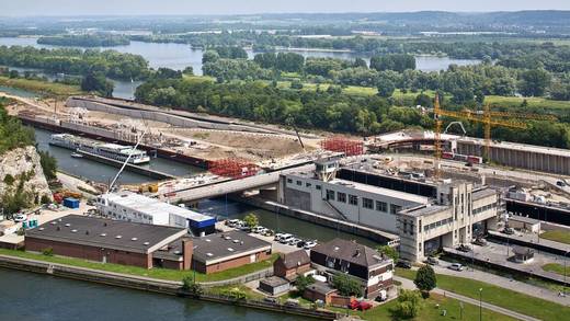 Neue Schleusenkammer bringt 9.000-Tonnen-Verbände auf die Maas