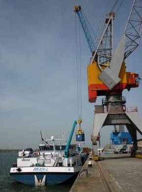 APM umschifft A15-Baustelle mit Containershuttle Rotterdam-Moerdijk
