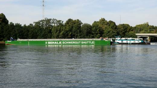 Berliner Hafenbetreiber tauft Schwergutschubleichter