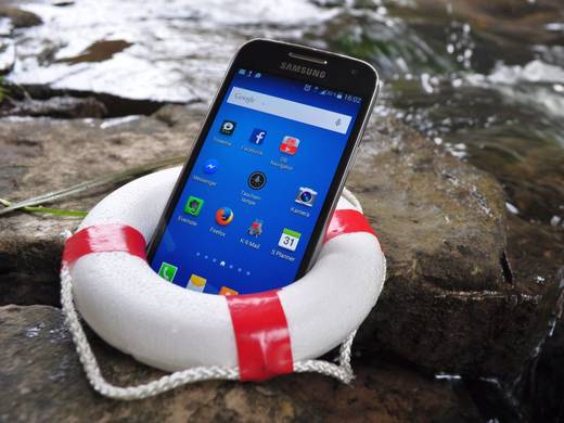 Handy über Bord! Wasserfeste Smartphone-Lösungen im Vergleich
