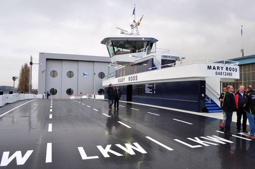 Autofähre und Fahrgastschiff: Neubau „Mary Roos“ wartet auf Wasser