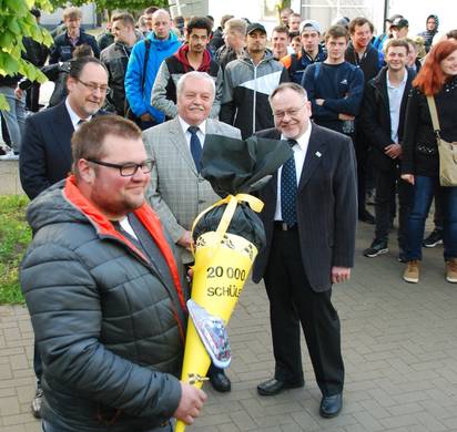 Schiffer-Berufskolleg Rhein begrüßt 20.000. Schüler