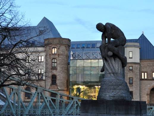 Liegestellen in Köln: Auftakt für Dialogreihe