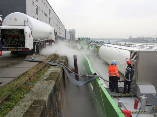 Erste LNG-Bunkerung in Deutschland im Hafen Mannheim durchgeführt