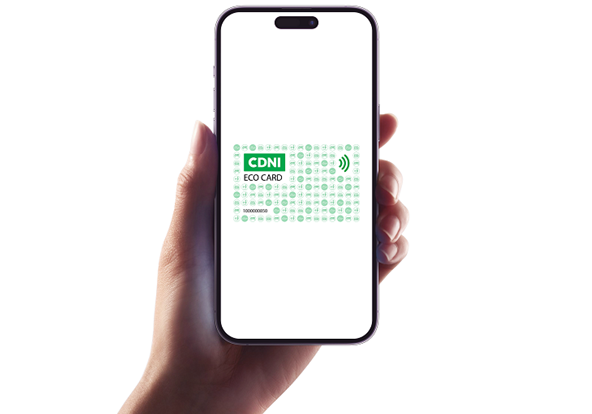 Eine Hand hält ein Smartphone hoch. Darauf ist das Logo der CDNI-ECO-Karte zu sehen.