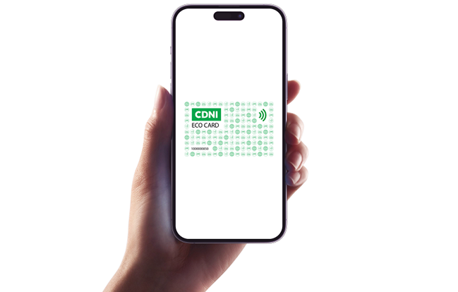 Eine Hand hält ein Smartphone hoch. Darauf ist das Logo der CDNI-ECO-Karte zu sehen.