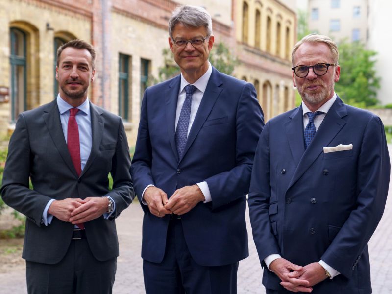 Steffen Bauer, CEO der HGK Shipping, Verkehrsminister Patrick Schnieder und GDWS-Leiter Eric Oehlmann. (v.l.) Bild: Stella Scheibenzuber/HGK Shipping