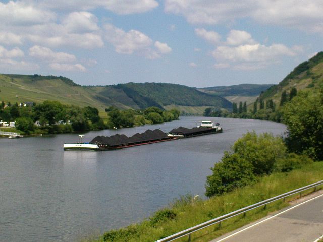 Ein Koppelverband fährt auf der Mosel.