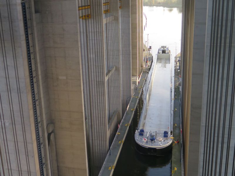 Ein Schubverband fährt in den Trog des Schiffshebewerks Niederfinow ein.