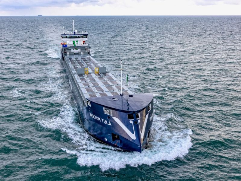 Das Schiff "Vertom Tula" auf dem Meer.