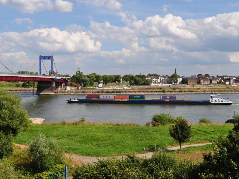 Containerschiff auf dem Rhein vor Duisburg.